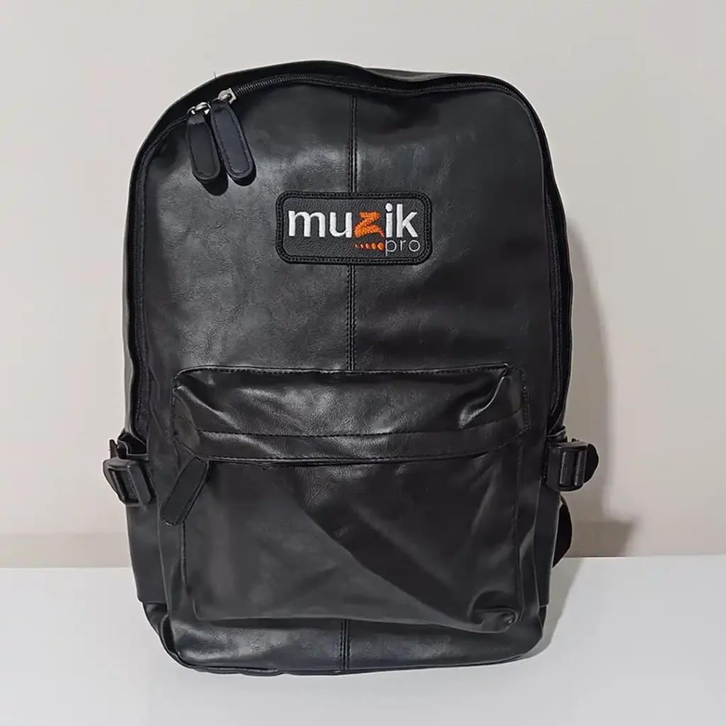 Mochila personalizada de frente com logo bordado